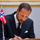 Kronprins Haakon signerer kondolanseprotokollen i Universitetets aula (Foto: Vegard Grøtt / Scanpix)